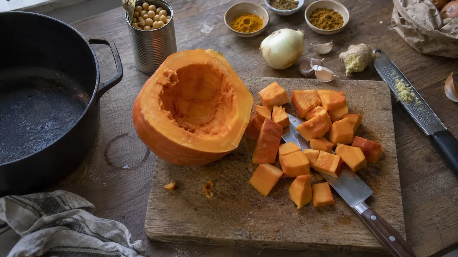 5 gestes à connaître avant de cuisiner le potiron en curry ou en soupe : un goût profond, sans effort